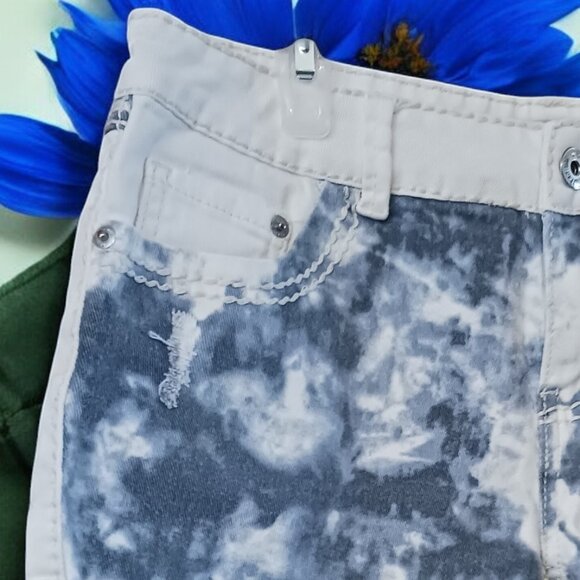 ❤️🛍️Urban Life Tie-Dye White/ Blue Jean Shorts Size 9/10 with Rolled Cuffs❤️🛍️ - Picture 4 of 7